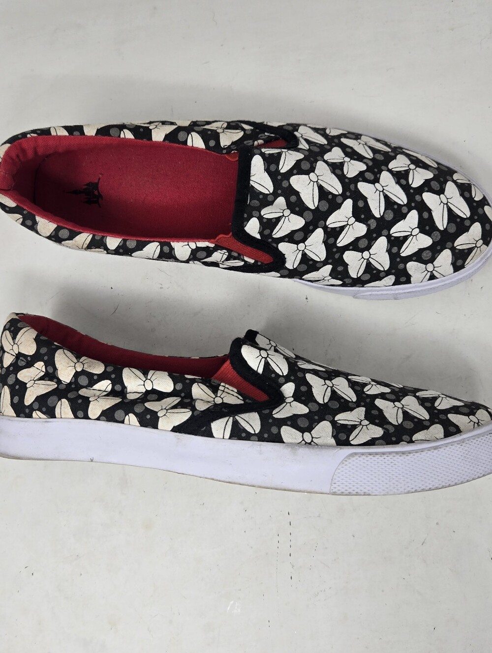 Disney Black & White Minnie Bows Slip on Loafer Sneakers Women's Size 8